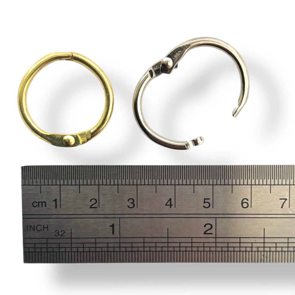 Craftworkz hinged rings aren't just great for scrapbooking, they are also perfect for binding loose leaf documents, keeping colour swatch tiles together or use as a keyrings.
Made from a high quality metal. To use, simply pull them open and then squeeze them closed.
Sold in a 6pc or 144pc pack.