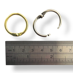 Craftworkz hinged rings aren't just great for scrapbooking, they are also perfect for binding loose leaf documents, keeping colour swatch tiles together or use as a keyrings.
Made from a high quality metal. To use, simply pull them open and then squeeze them closed.
Sold in a 6pc or 144pc pack.